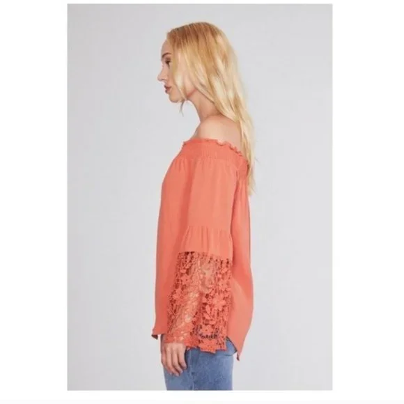 ✨OFF SHOULDER BELL CROCHET SLEEVE TOP. NEW - Picture 5 of 6